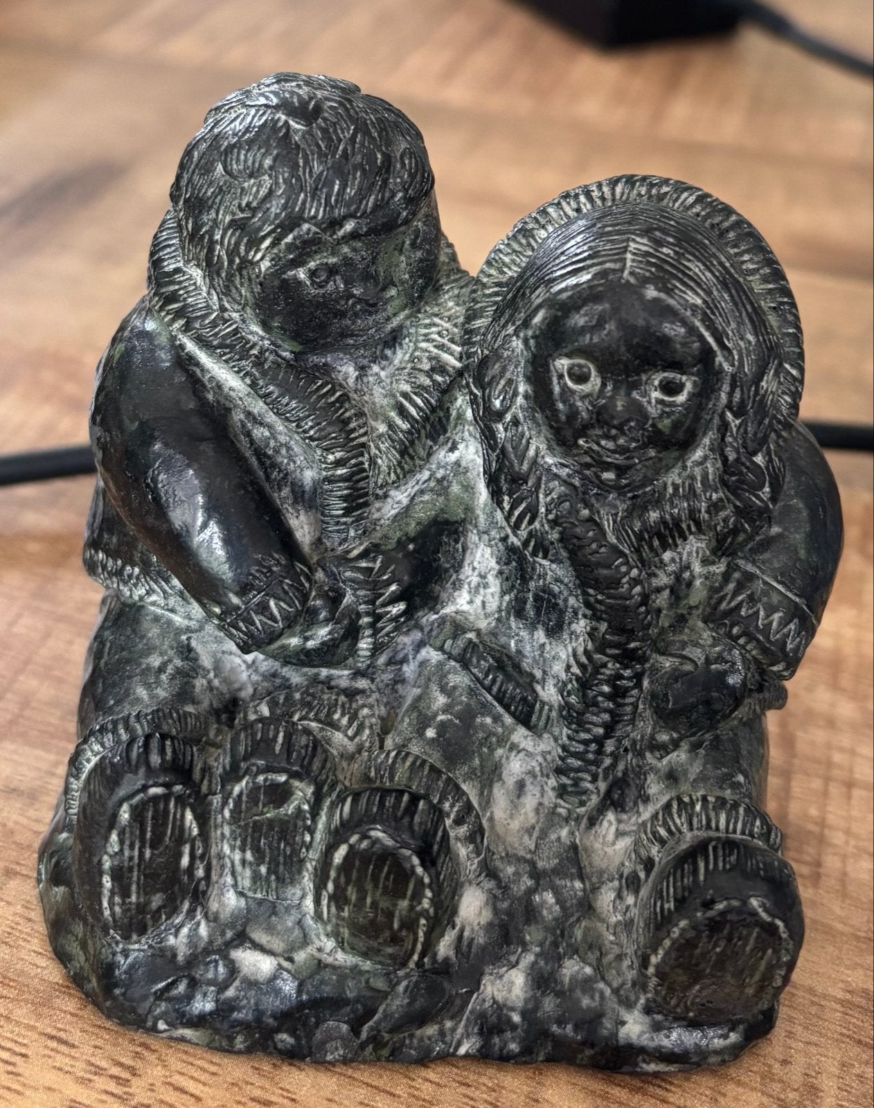 Inuit zeepsteen sculptuur Wolf: Twee figuren, Antiek en Kunst, Groep mensen, Minder dan 20 cm, Ophalen of Verzenden, Handgemaakt
