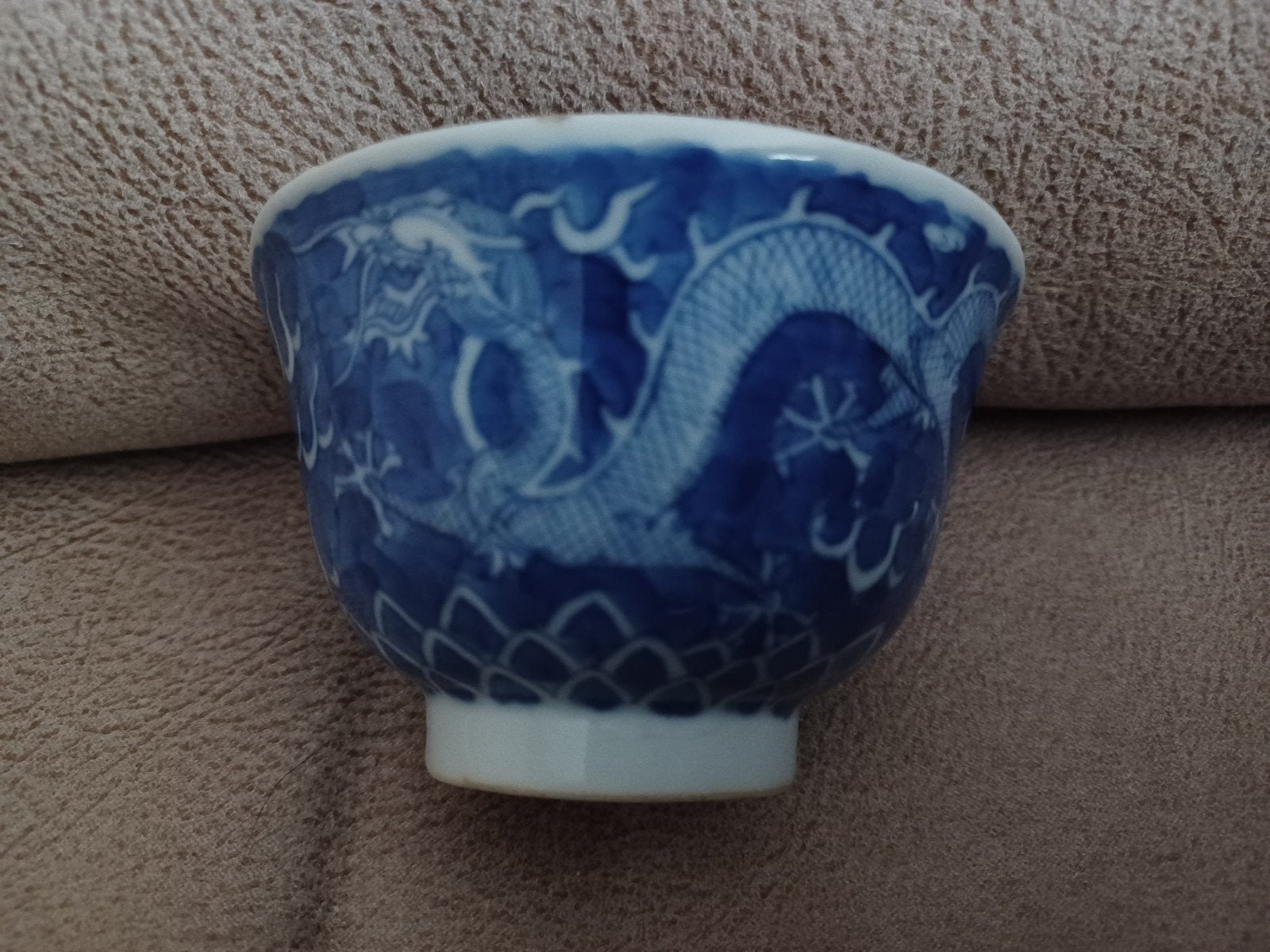 Antiek Chinees Kommetje met Drakendecor, Antiek en Kunst, Ophalen of Verzenden