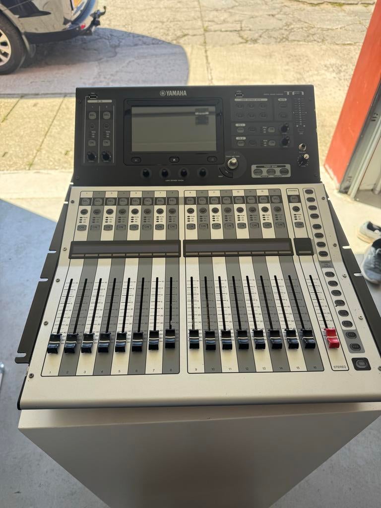 Yamaha TF1 Digitale Mixer met Dante Kaart en Rack Mount, Muziek en Instrumenten, Ophalen, Gebruikt, 20 kanalen of meer, Microfooningang
