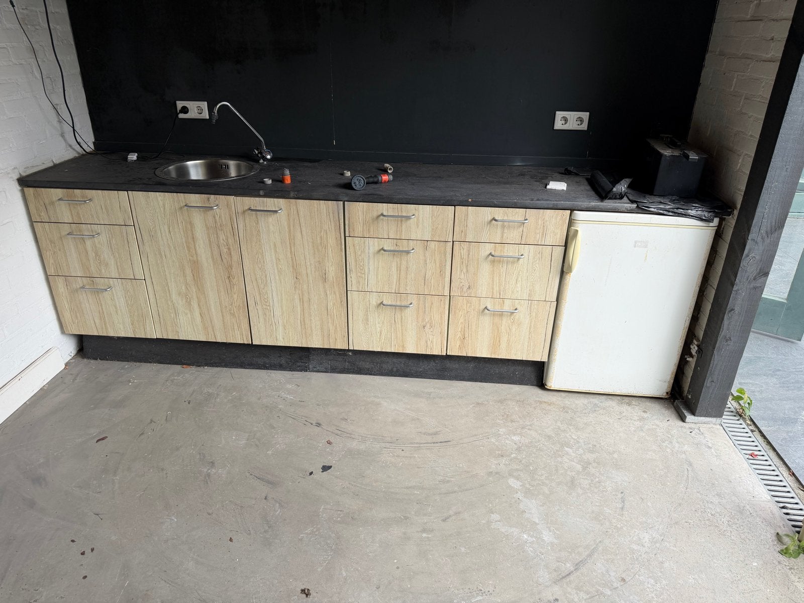 Compacte buiten"keuken" met spoelbak en koelkast, Huis en Inrichting, Keuken | Complete keukens, Ophalen, Gebruikt, Bruin, Enkelwandige keuken