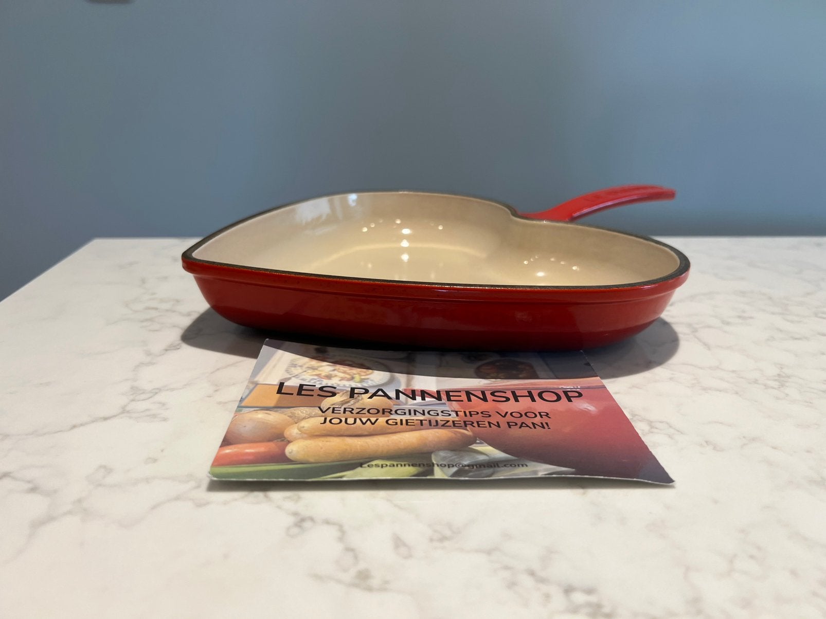 Le Creuset Skillet hartje 26 cm kersenrood, Koekenpan, Gebruikt, Gietijzer, Le Creuset