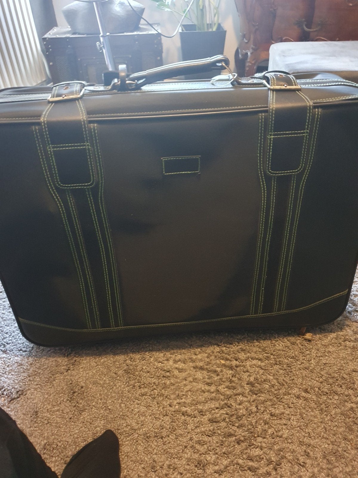 Zwarte koffer met groene stiksels, Gebruikt, 20 tot 30 cm, Zwart, 60 tot 80 cm