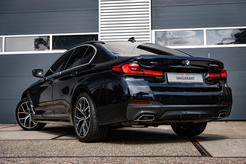 BMW 5-serie 545e xDrive M-sport High Executive |Sfeer |Alcan, Auto's, BMW, Gebruikt, Euro 6, 394 pk, Zwart