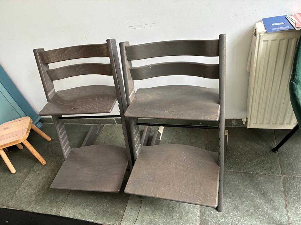 Stokke Tripp Trapp kinderstoelen (2 stuks), Huis en Inrichting, Stoelen, Gebruikt, Twee, Ophalen of Verzenden, Grijs