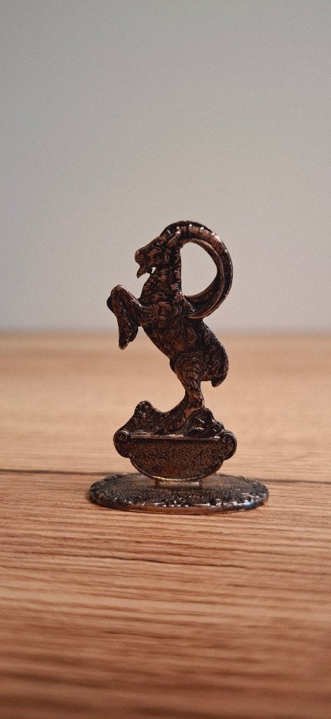 Miniatuur Steenbok op Voet D.O. 90 Vintage Beeldje, Ophalen of Verzenden, Gebruikt, Dier