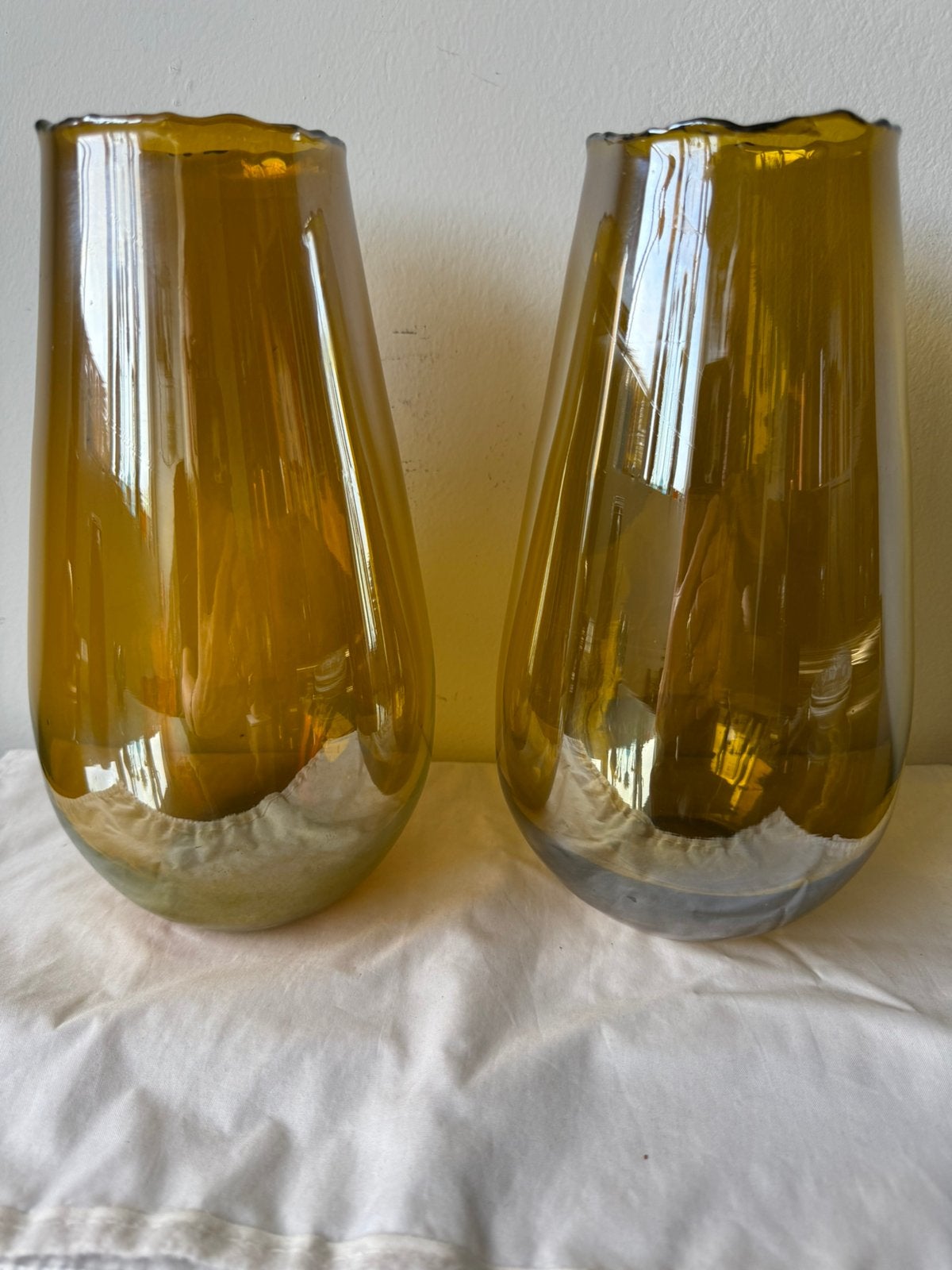 Twee iriserende vazen geel oker amber, Ophalen of Verzenden, Zo goed als nieuw, Geel, Glas
