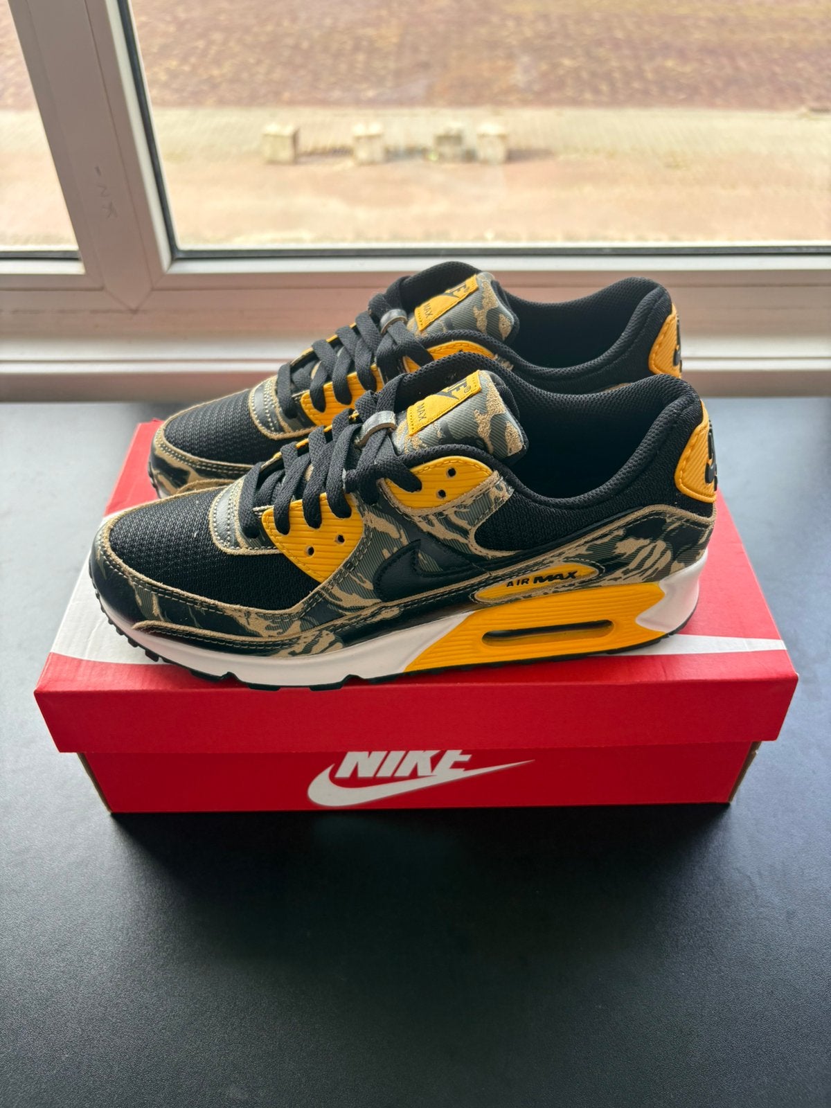 Nike Air Max 90 Black University Gold Camo | EU 41, Kleding | Heren, Schoenen, Zwart, Nieuw, Ophalen of Verzenden, Sneakers of Gympen