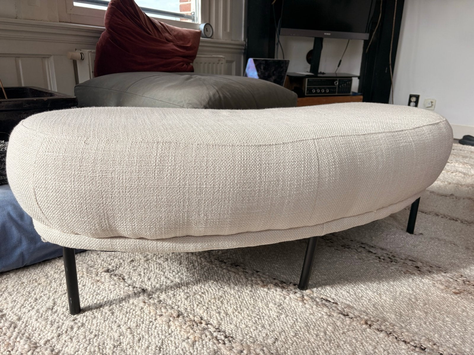 Prachtig wit gestoffeerd designbankje – zo goed als nieuw!, Ophalen, Minder dan 75 cm, Tweepersoons, Zo goed als nieuw