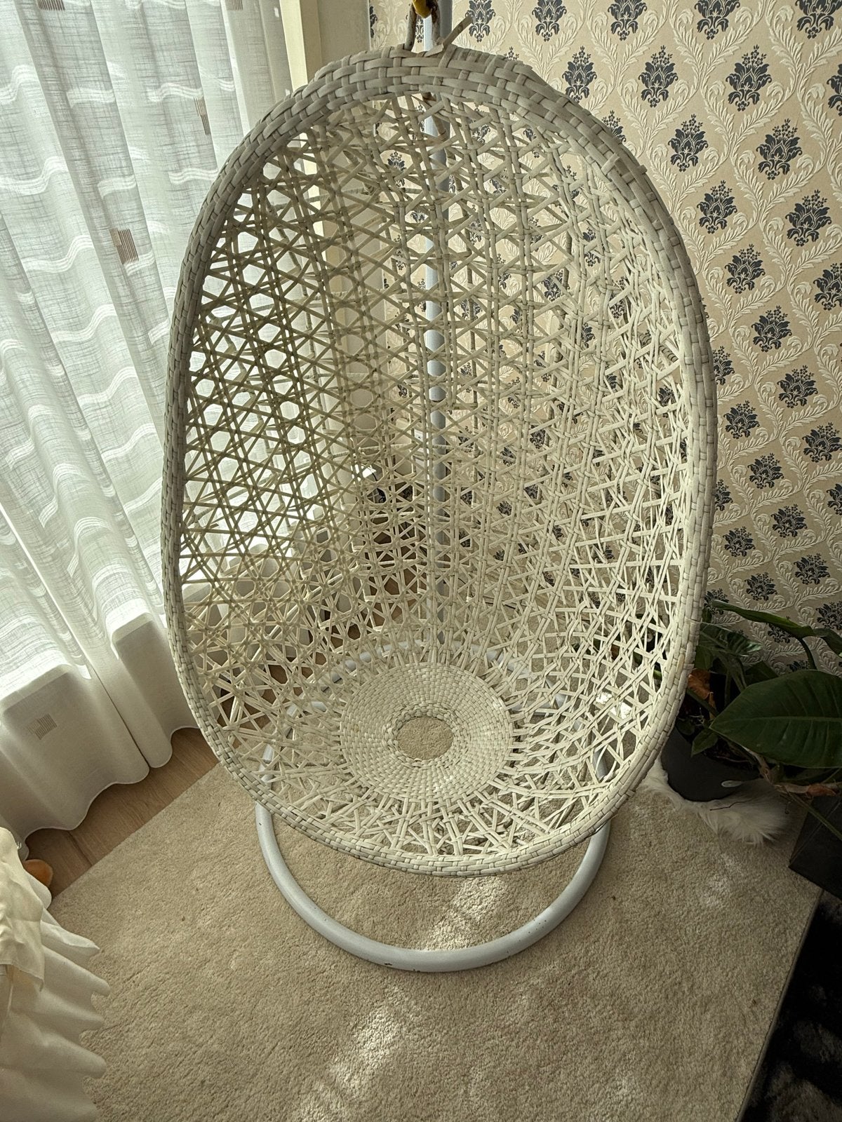 Witte hangstoel met standaard - Rotan look, Ophalen, Gebruikt, Wit, Riet of Rotan