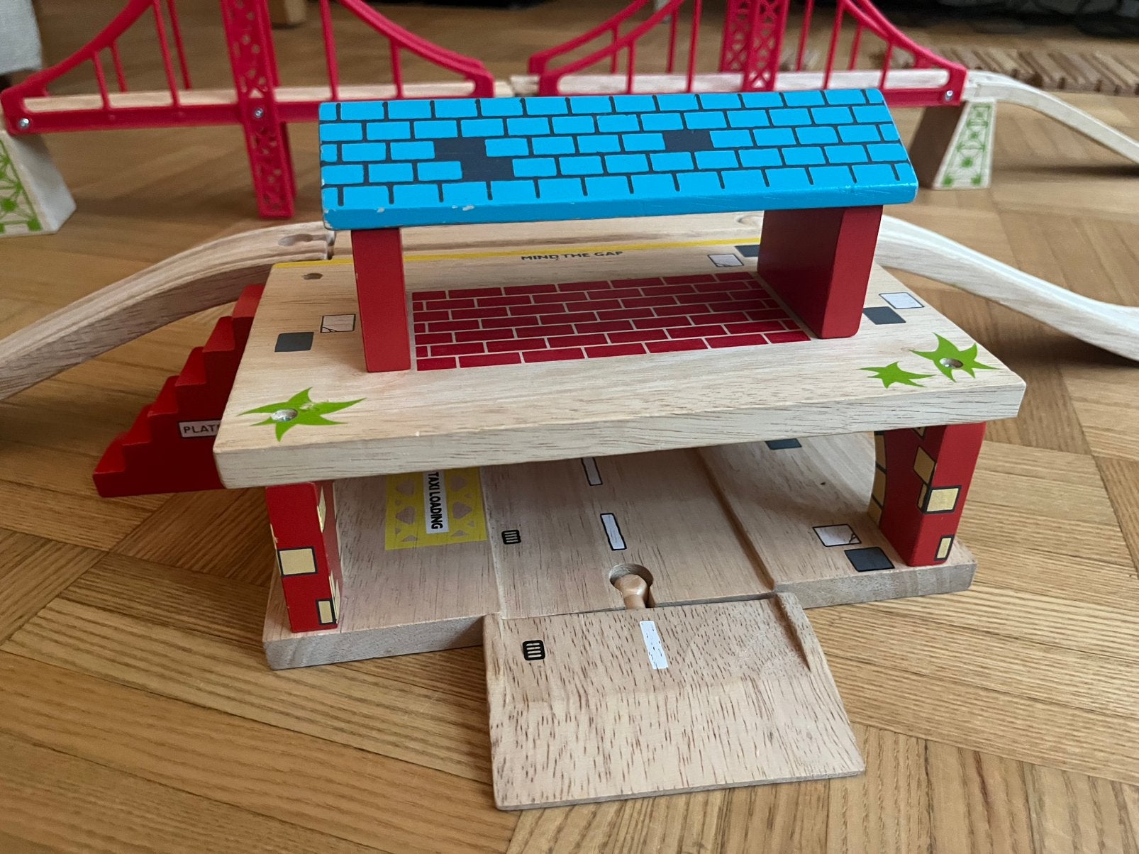 Bovengronds treinstation voor houten rails Bigjigs BJT 237, Kinderen en Baby's, Ophalen of Verzenden, Zo goed als nieuw