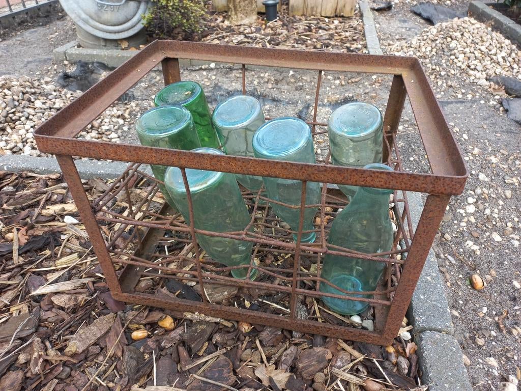 Groot oud flessenrek met melkflessen,glas,melkfles,ijzer rek, Ophalen of Verzenden