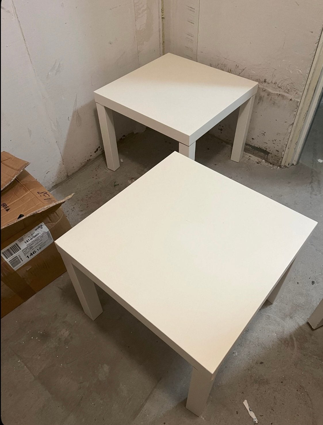 Twee witte IKEA bijzettafeltjes, Ophalen, Gebruikt, Vierkant, 5 – 50