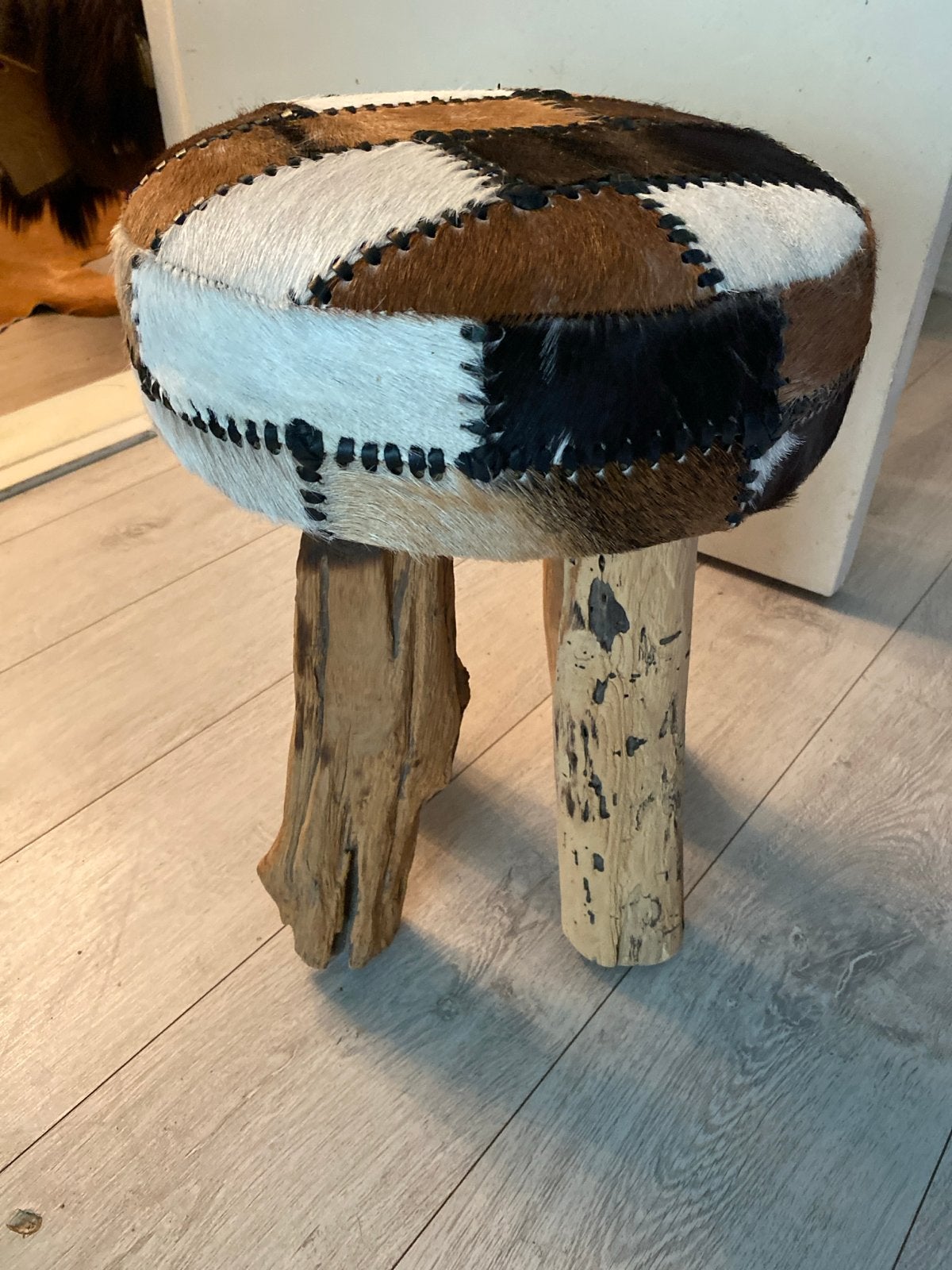 Unieke kruk van koeienhuid en boomstamhout, Ophalen of Verzenden, Zo goed als nieuw, Hout