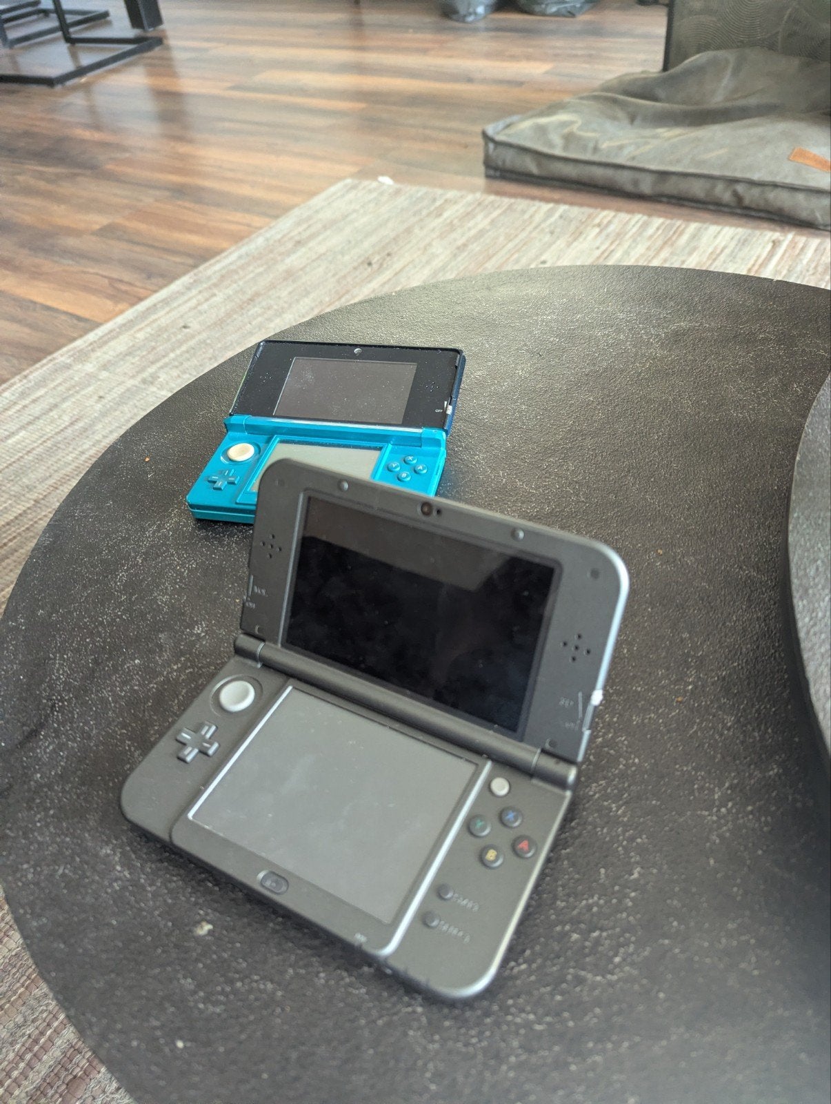 Nintendo 1 x new 3DS XL - Zwart en 1 x new 3ds Blauw, Spelcomputers en Games, Ophalen of Verzenden, Gebruikt, Zwart, 3DS XL