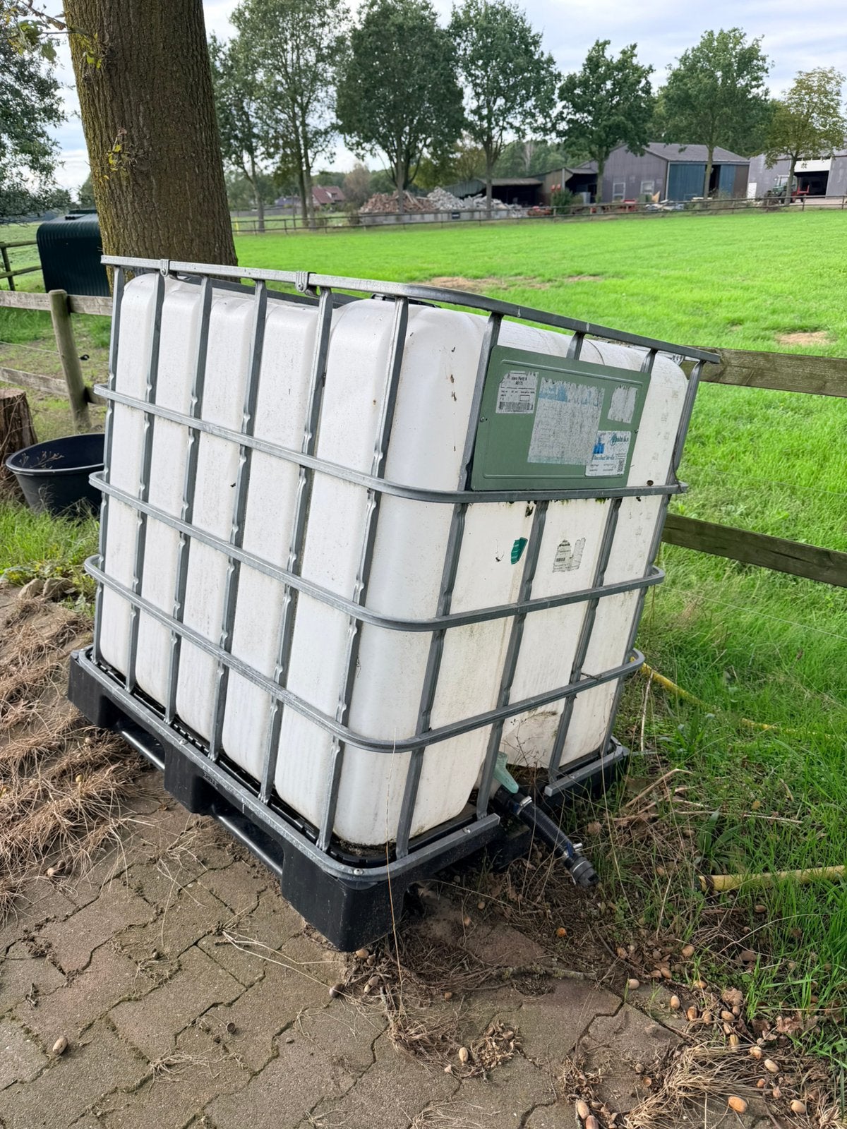 Ibc vat met krat en geka koppeling watervat, Tuin en Terras, 150 liter of meer, Ophalen, Zo goed als nieuw