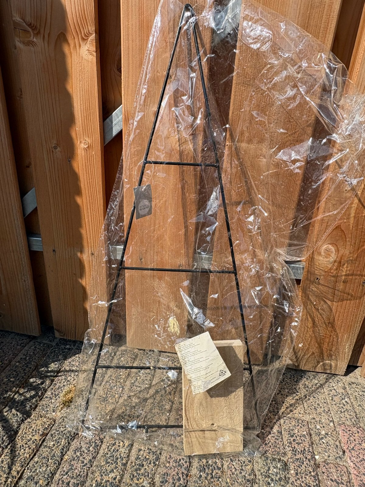 Driehoek wanddecoratie met houten staander, Metaal, Zwart, Klassiek, Ophalen of Verzenden