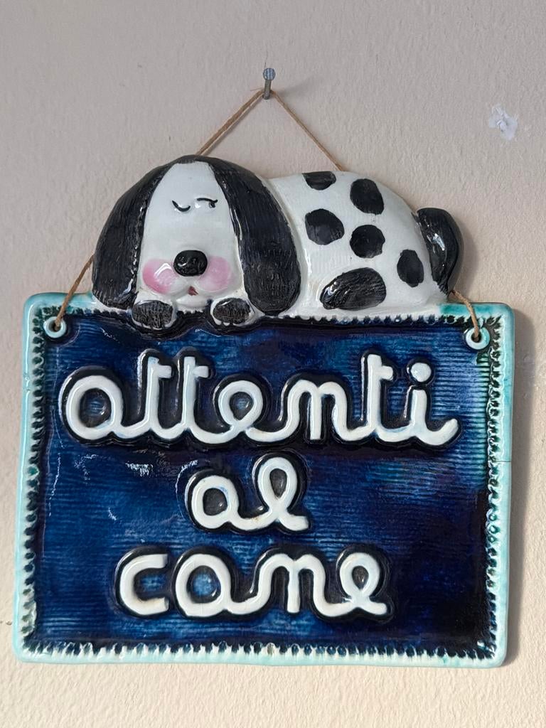 Keramisch 'Attenti al Cane' bord met slapende hond, Meerkleurig, Overige stijlen, Ophalen of Verzenden, Zo goed als nieuw