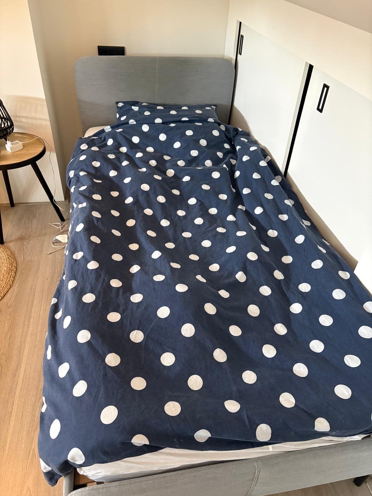 IKEA SLATTUM Eenpersoonsbed 90x200 cm met lattenbodem, Huis en Inrichting, Slaapkamer | Bedden, Ophalen, 90 cm, Eenpersoons, Zo goed als nieuw