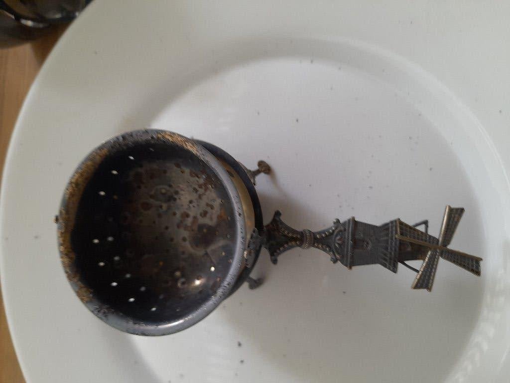 Foto 3 van Antiek theezeefje met molenmotief - moet gepoetst worden