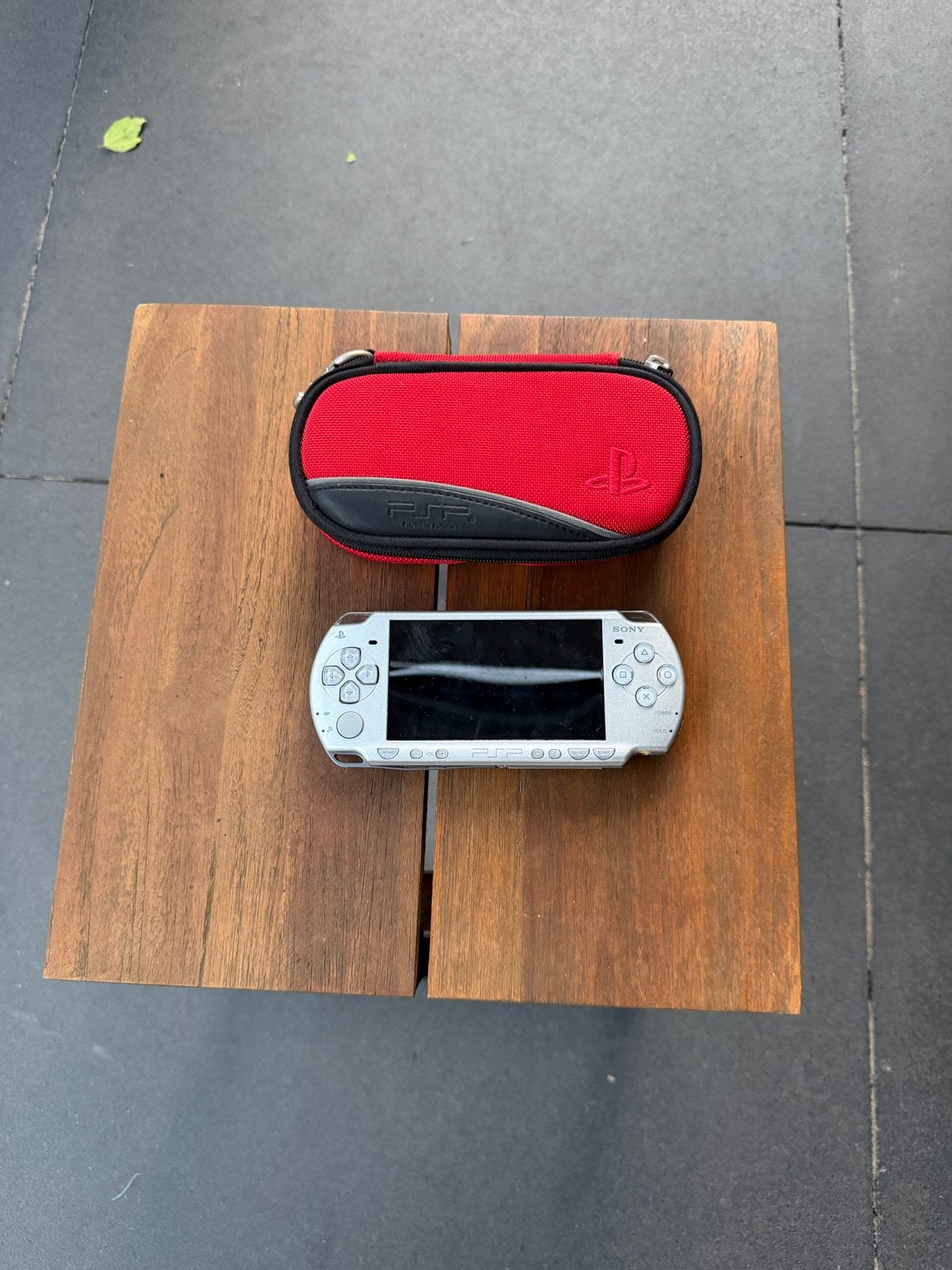 Sony PSP (zilver) met rode hoes - Batterij opgeblazen, Spelcomputers en Games, Spelcomputers | Sony PSP, Ophalen of Verzenden