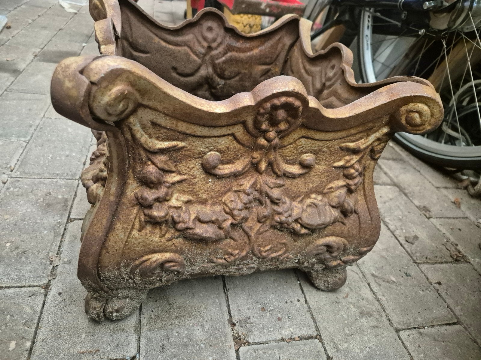 Antiek gietijzer bloembak jardiniere, sierlijk en robuust, Ophalen, Gebruikt, Minder dan 60 cm, Vierkant