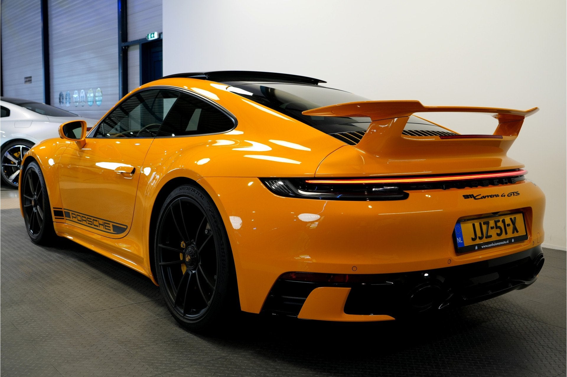 Porsche 911 3.0 Carrera 4 GTS 353kW/480pk Aut8 PCCB + PTS SI, Automaat, Gebruikt, Met garantie (alle), Vierwielaandrijving
