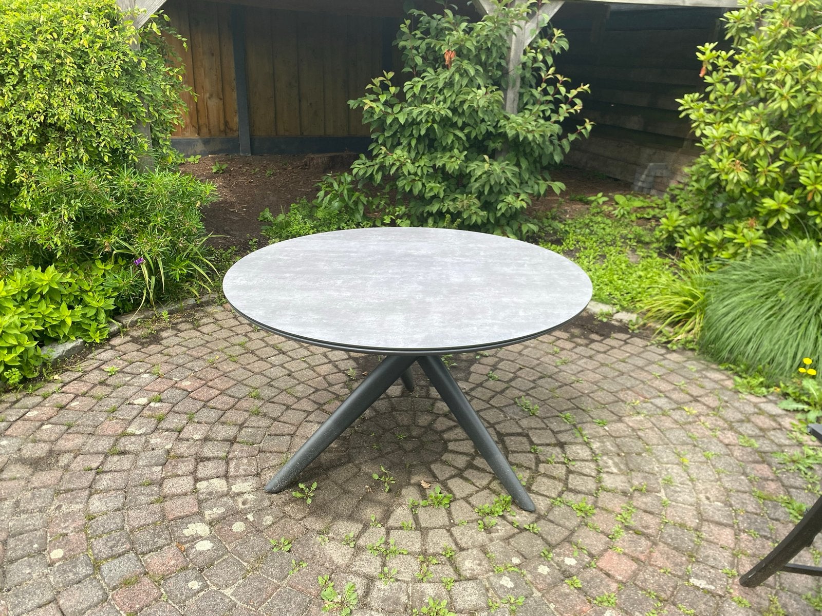 Moderne ronde tuintafel met betonlook glazenblad zgan, Tuin en Terras, Tuintafels, Ophalen, Gebruikt, Rond, Metaal