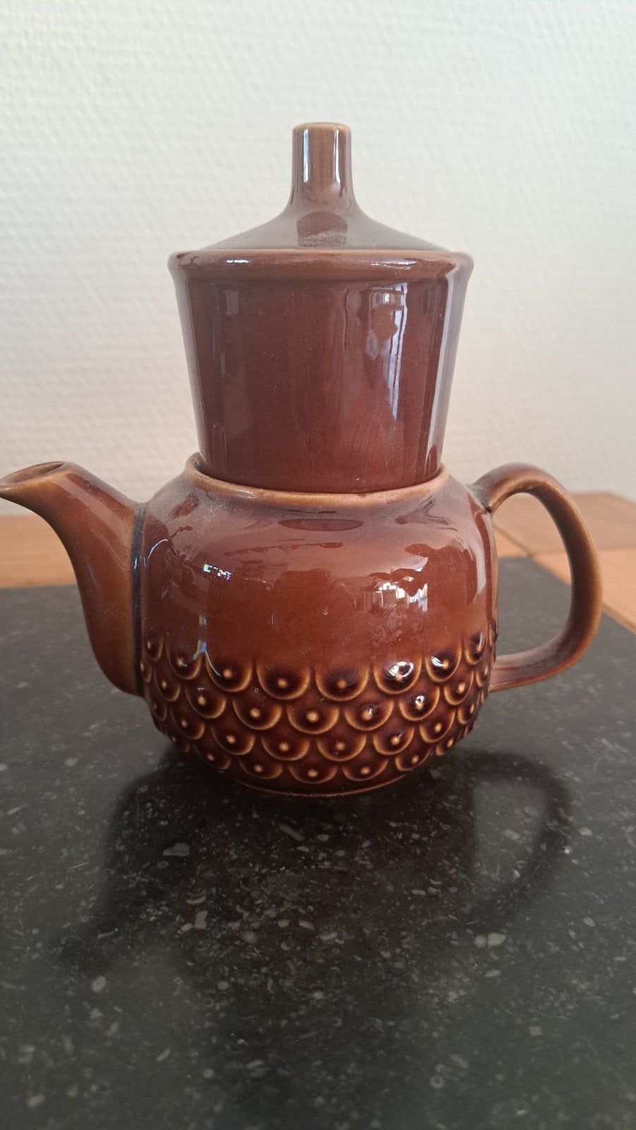 Vintage Bruine Keramische Theepot met Filter - 17x16 cm, Antiek en Kunst, Ophalen