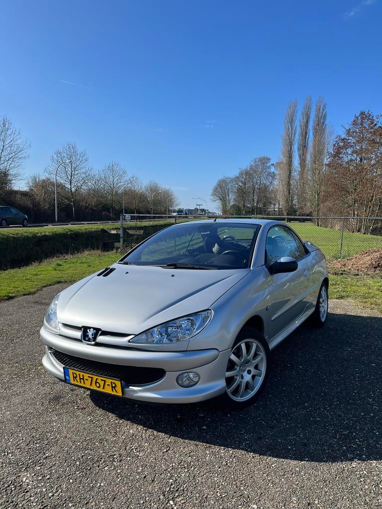 Peugeot 2003 Grijs, Auto's, Cabriolet, 4 stoelen, 49 €/maand, 1115 kg