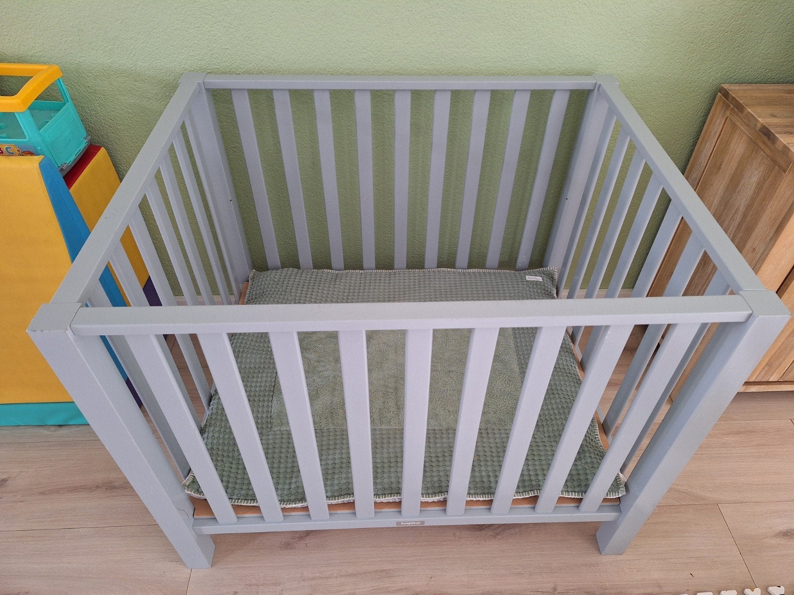 Baby box Bopita lichtgrijs inclusief Koeka boxkleed, Ophalen, Gebruikt, Boxkleed