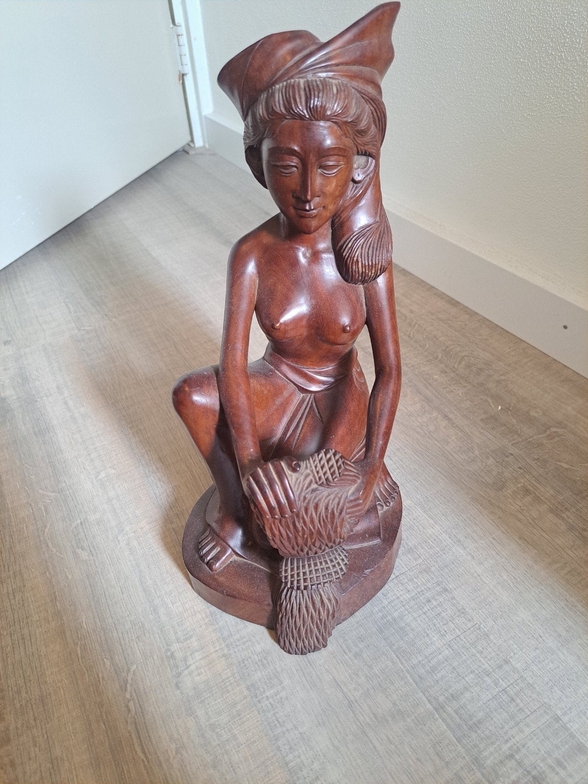 Prachtig handgesneden houten beeld van een vrouw, Ophalen of Verzenden, Handgemaakt, 20 - 50 cm, Beeld