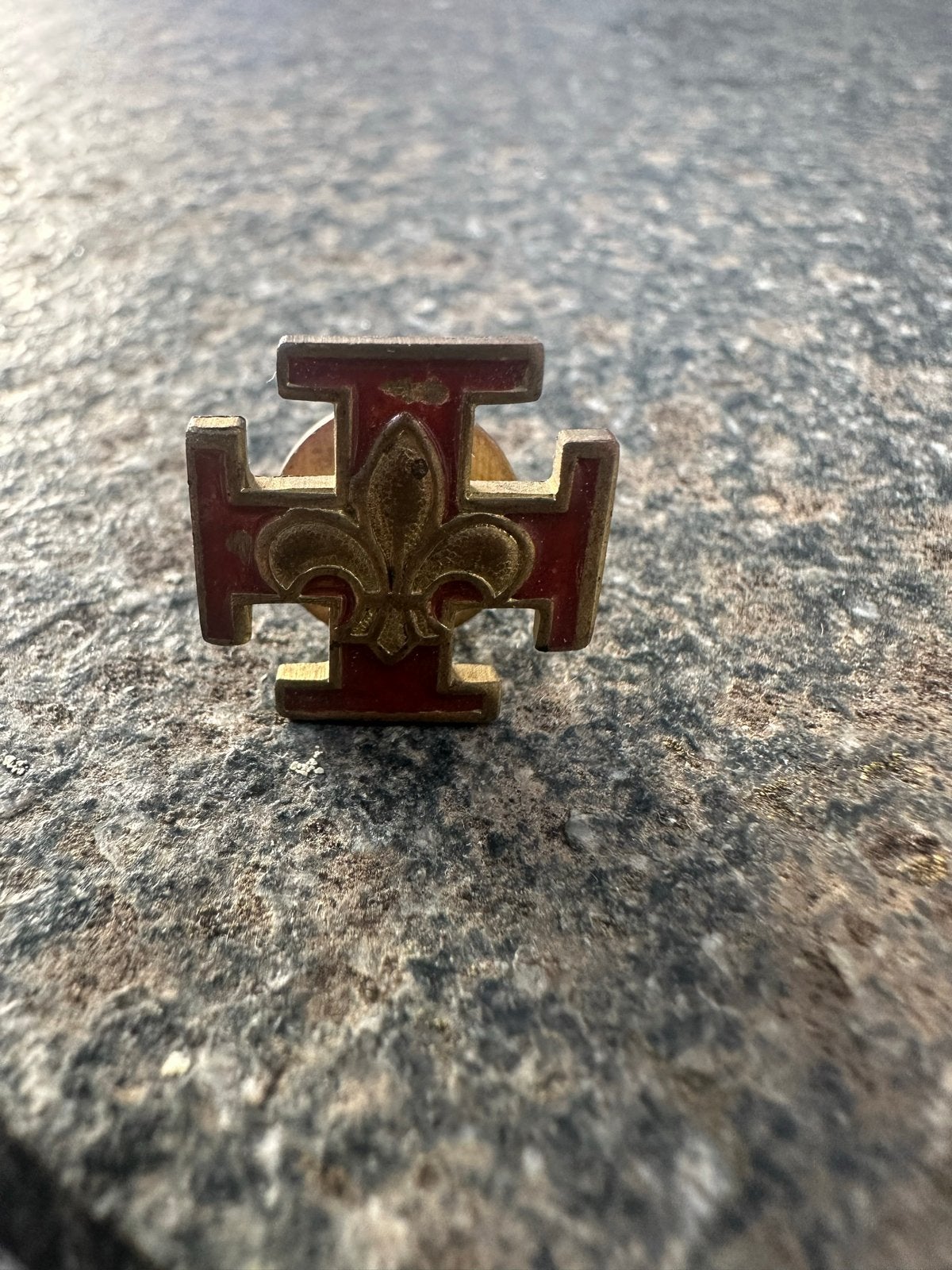Vintage Scouting Pin - Rode Kruis met Fleur-de-lis, Ophalen of Verzenden, Gebruikt, Overige onderwerpen, Speldje of Pin