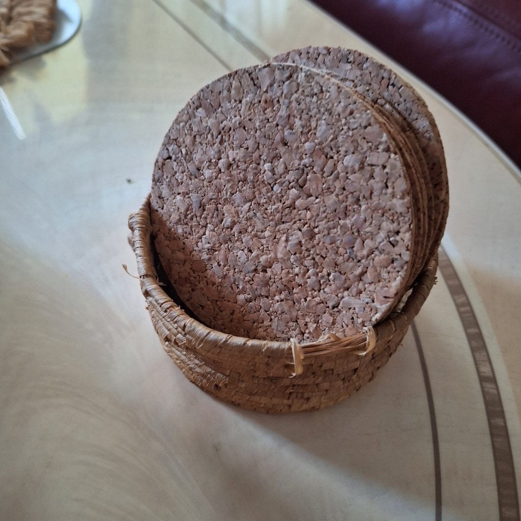 Kurken onderzetters in rieten mandje, Gebruikt, Kurk, Glasonderzetter, Met houder