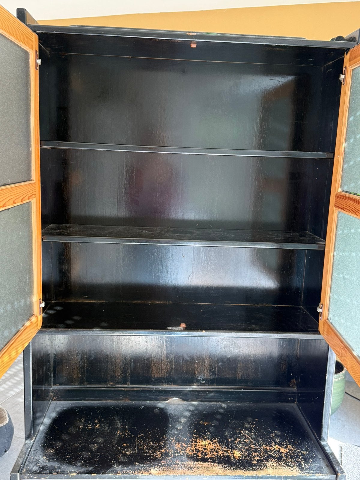 Gratis af te halen zwarte houten kast, Ophalen, 150 tot 200 cm, 25 tot 50 cm, Gebruikt