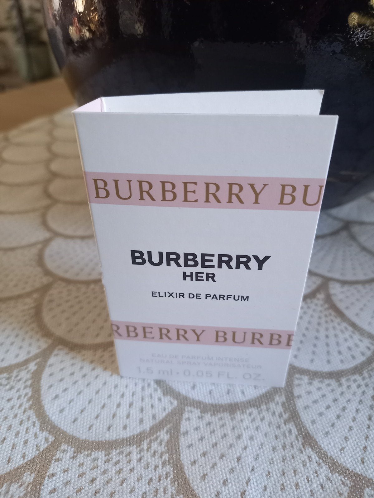 Proefje Burberry Her Elixir de parfum, Ophalen of Verzenden, Nieuw, Gehele gezicht