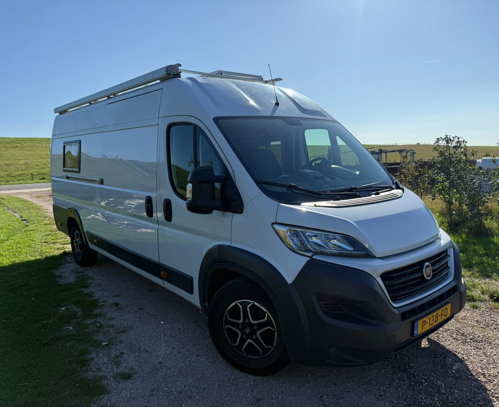Fiat Ducato L4H2 Maxi off-grid camperbus met 4 slaapplaatsen, Buscamper of Camperbus, Fiat, Reservewiel, 6 tot 7 meter