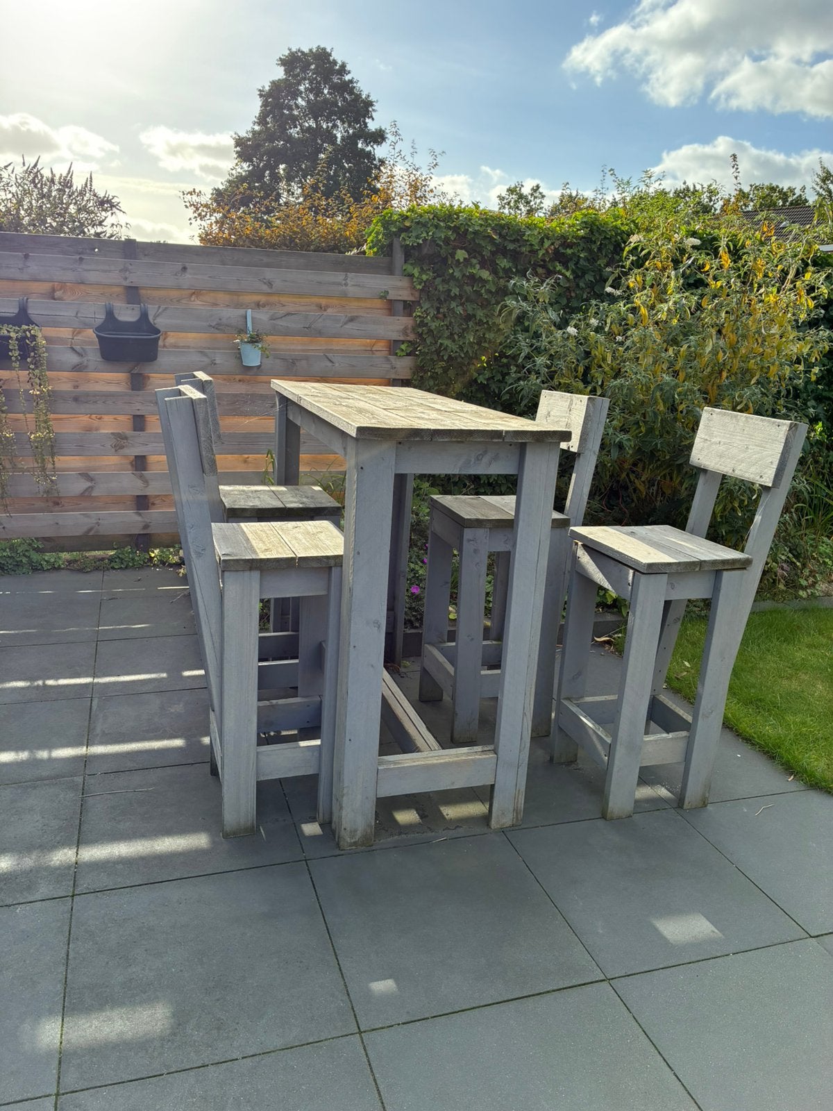 Mooie bartafel met 4 krukken met rugleuning, Ophalen, Steigerhout