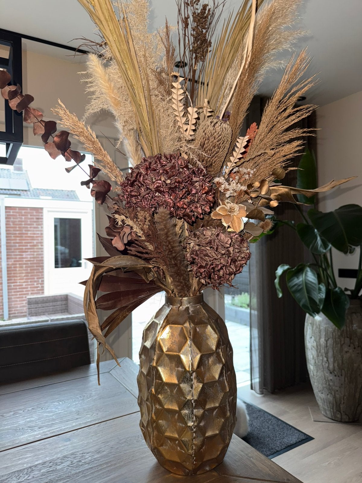 Prachtig groot droogbloemenboeket met gouden vaas, Ophalen, Zo goed als nieuw