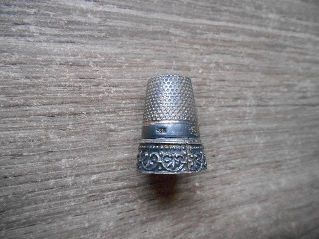 Zilver vingerhoedje met motief in de rand 925, Verzamelen, Vingerhoedjes, Ophalen of Verzenden, Gebruikt, Zilver, Reliëf