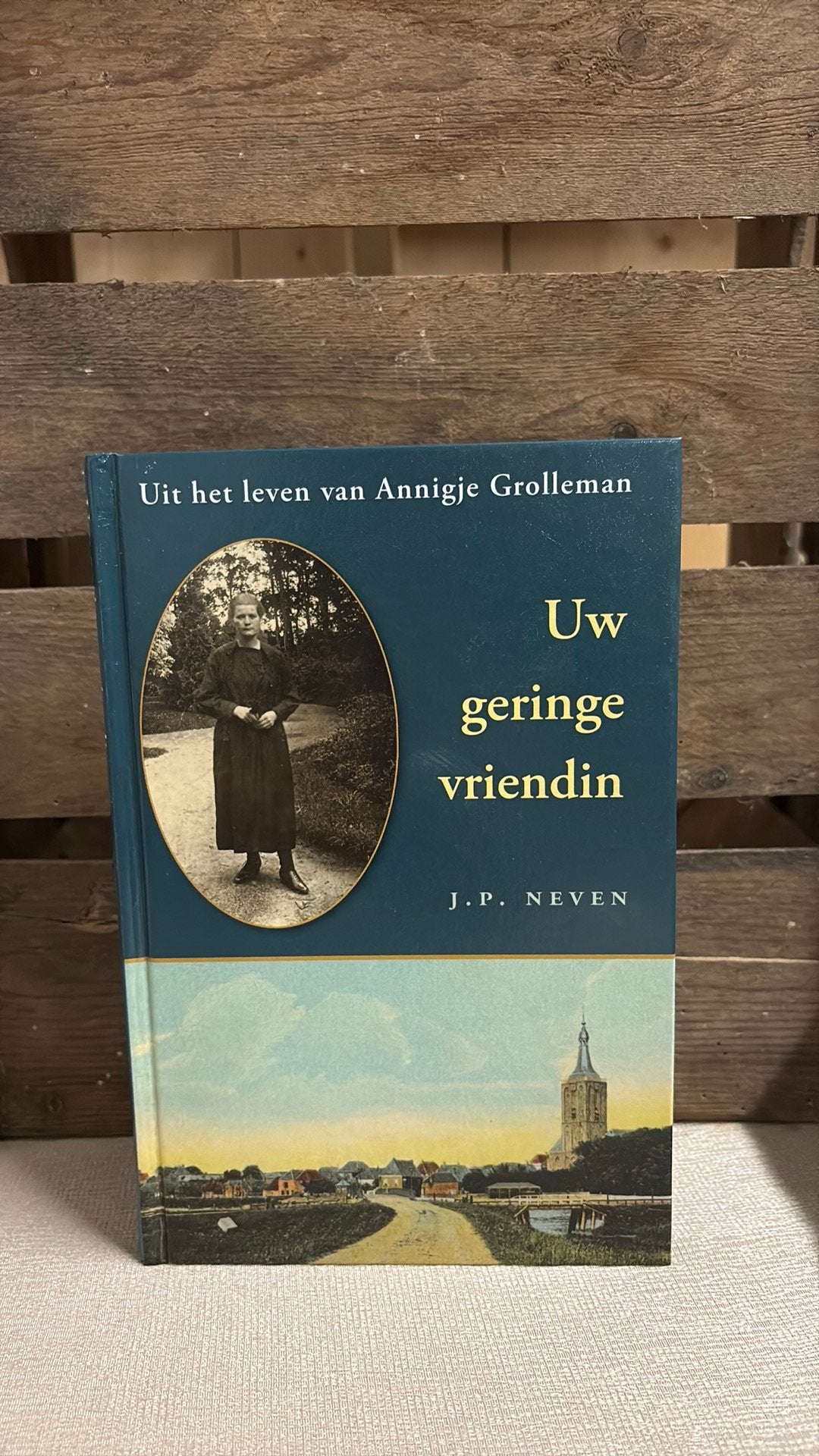 J.P. Neven - Uw geringe vriendin. ( Annigje Grolleman), Ophalen of Verzenden, Zo goed als nieuw, J.P. Neven