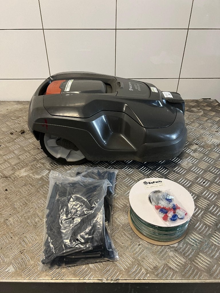 2e Hands Husqvarna Automower 310, Tuin en Terras, Grasmaaiers, Cirkelmaaier, Gebruikt, Minder dan 30 cm, Accu-grasmaaier
