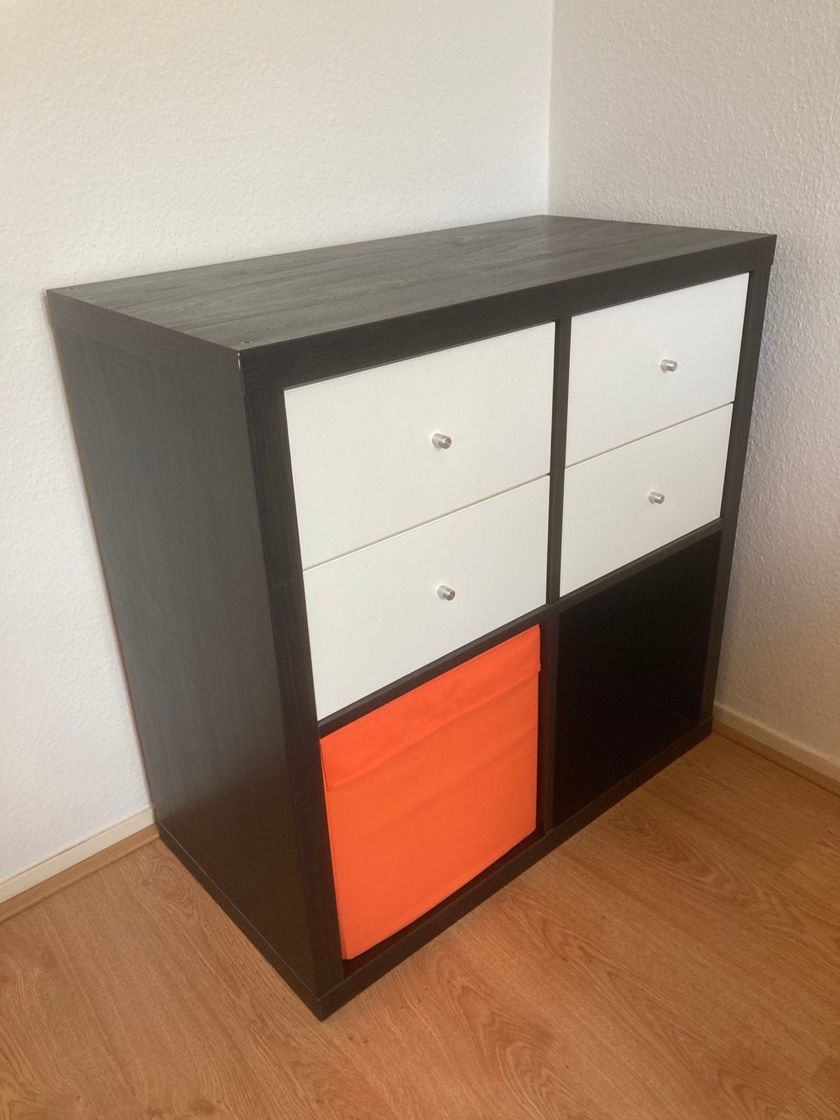 Ikea kastje te koop, zwart met witte lades, 10 euro, Huis en Inrichting, Ophalen, 50 tot 100 cm, Zo goed als nieuw, 3 of 4 laden