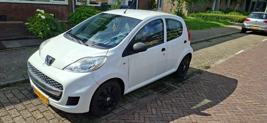 Peugeot 107 1.0 12V 5DR 2010 Wit nieuwe APK, Auto's, Voorwielaandrijving, Stof, Zwart, 4 stoelen