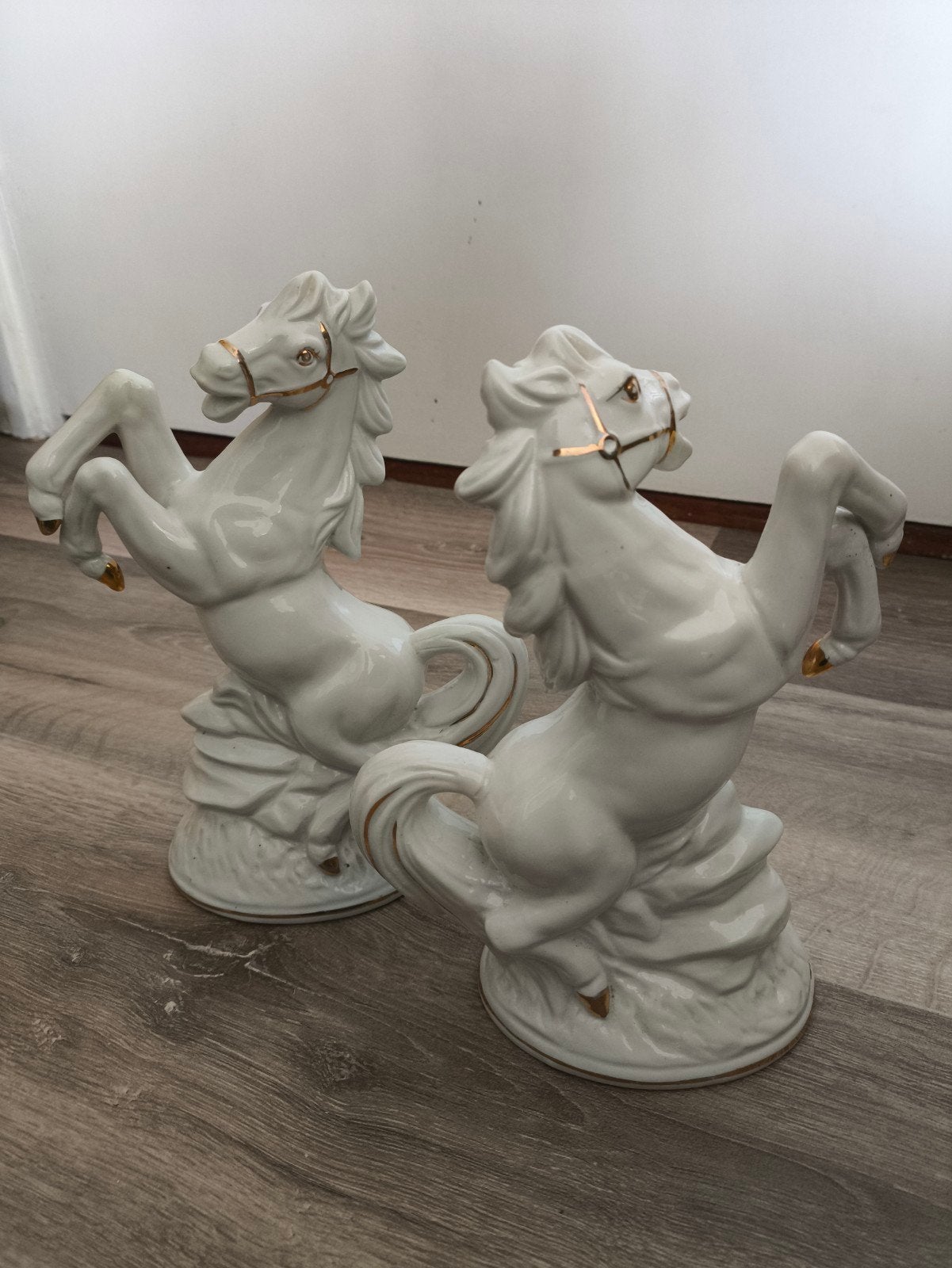 Twee prachtige porseleinen paarden – wit met gouden details, Ophalen, Zo goed als nieuw, Dier