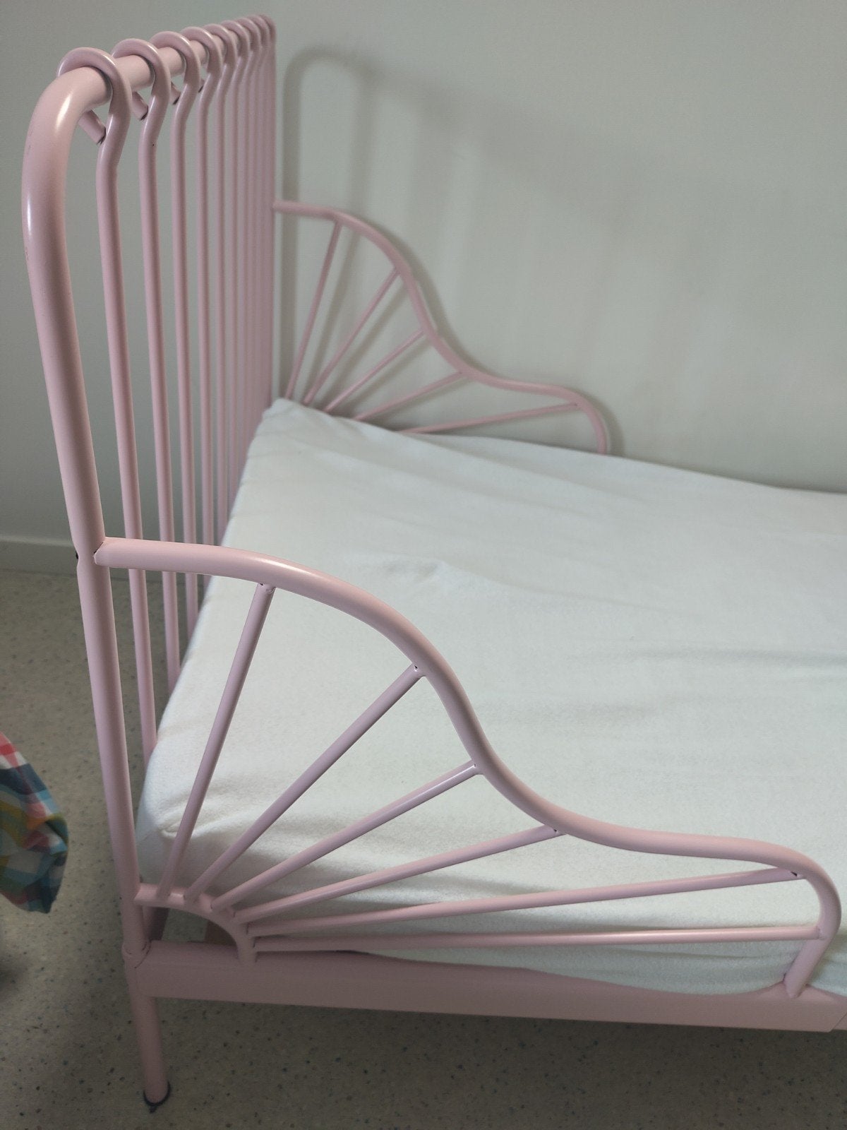 Ikea meegroei peuterbed Minnen. Roze metalen kinderbed., Ophalen, Gebruikt, 70 tot 85 cm, Lattenbodem