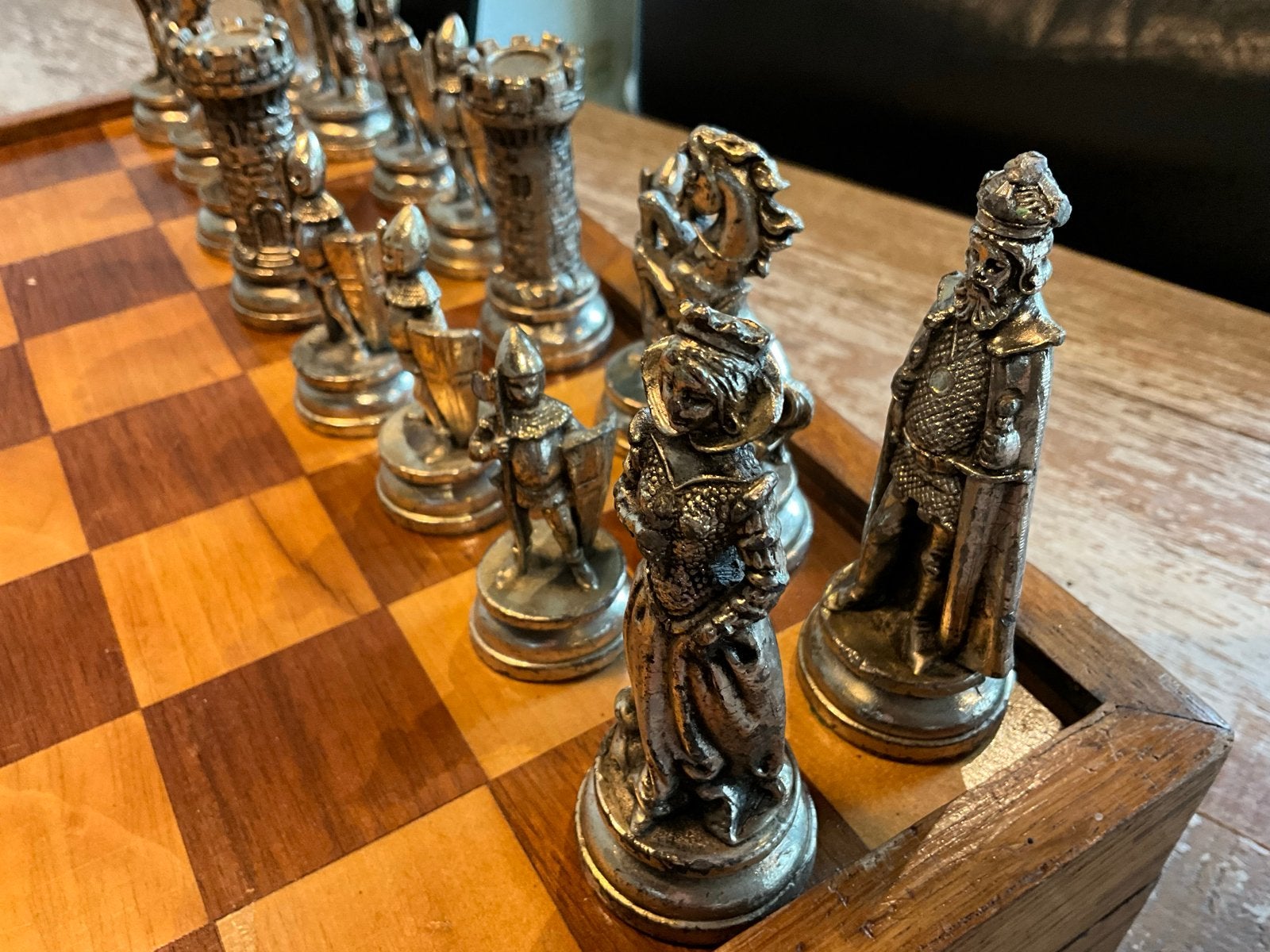 Uniek Schaakspel met gedetailleerde metalen stukken, Een of twee spelers, Ophalen of Verzenden, Gebruikt
