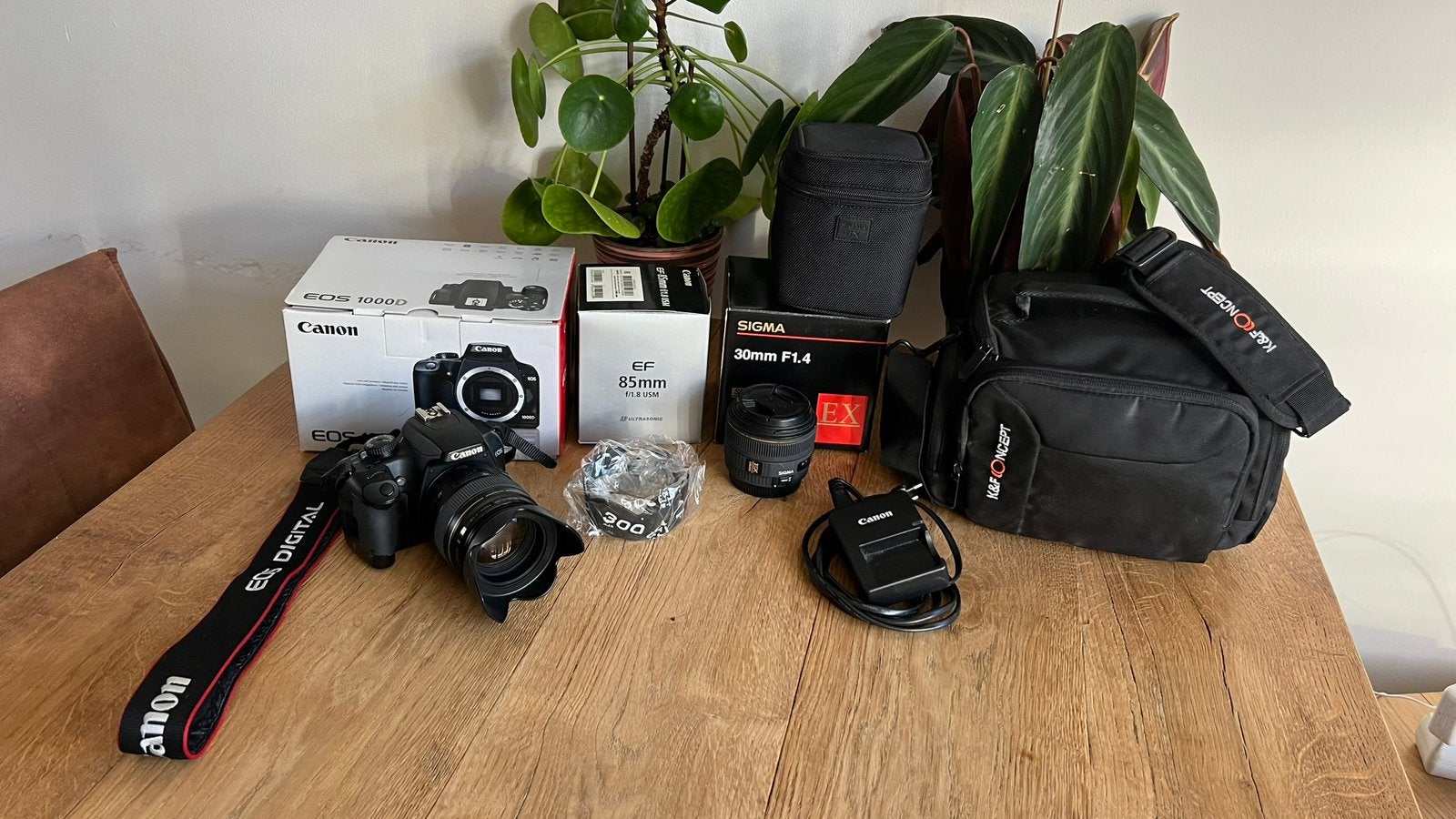 Canon EOS 1000D + Canon 85mm f1.8 + Sigma 30mm f1.4 DC EX, Gebruikt, Spiegelreflex, Canon, Ophalen of Verzenden