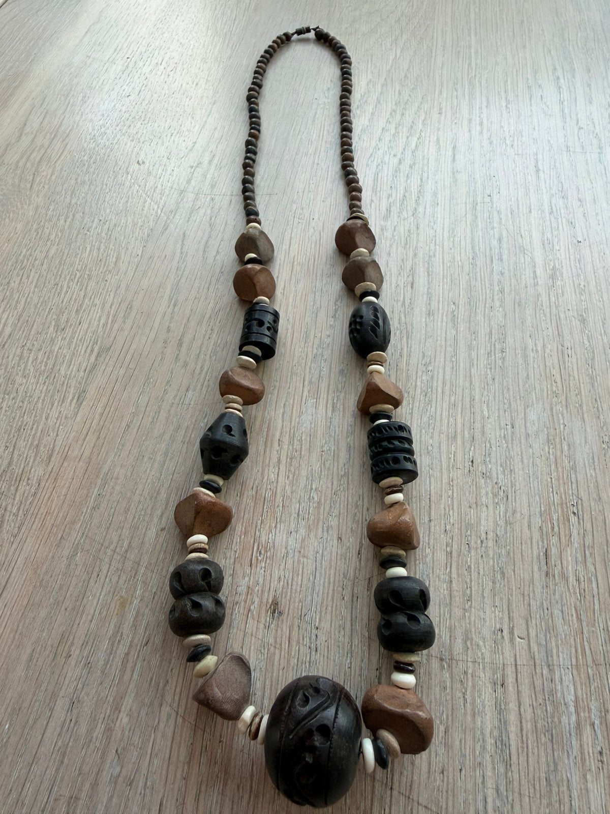 Etnische ketting met oa mooi gesneden houten kralen, Ophalen of Verzenden, Zo goed als nieuw, Bruin, Overige materialen