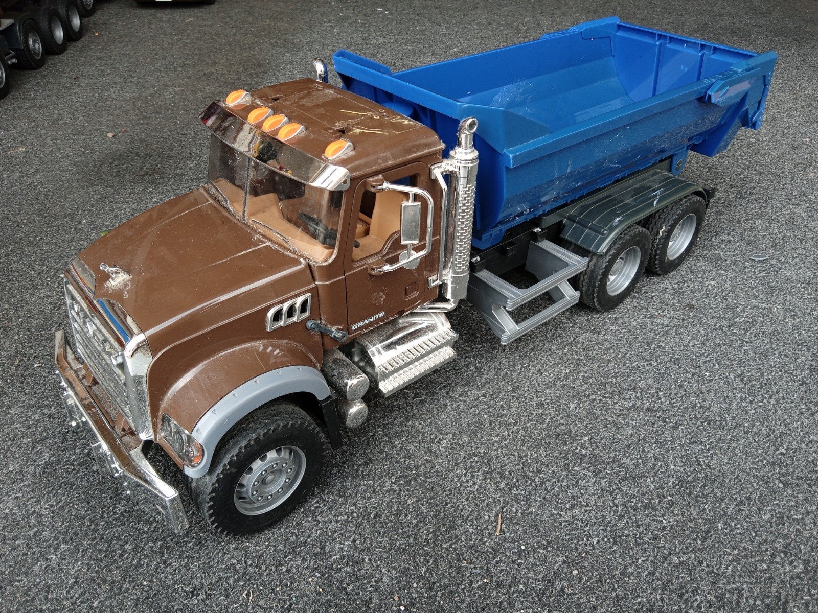Bruder Mack kiepwagen - klaar voor vele kilometers, Ophalen, Zo goed als nieuw, Schaal 1:16, Auto onroad