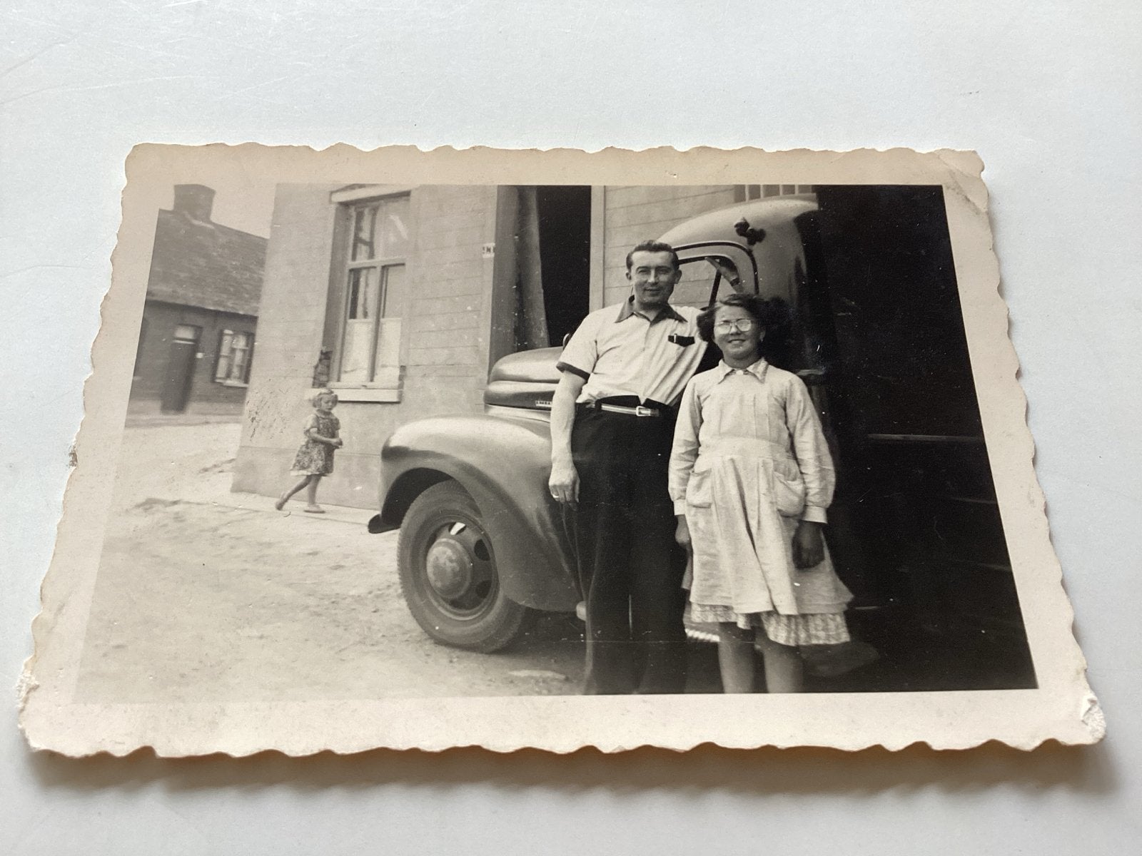 Man, vrouw en kind met auto, 1949, Gebruikt, Foto, Ophalen of Verzenden, 1940 tot 1960